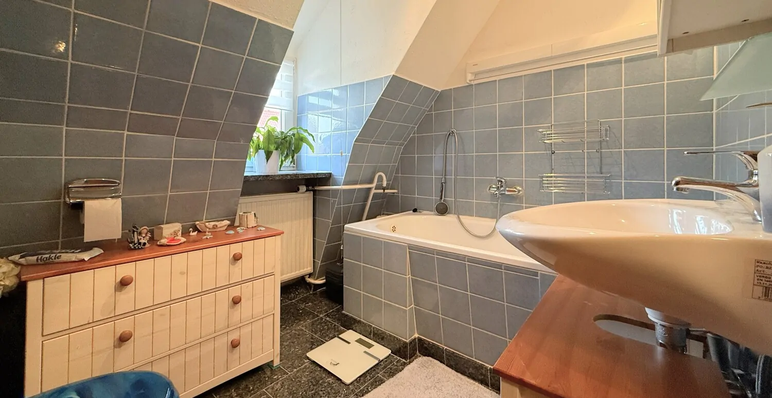 Badezimmer mit Badewanne im Dachgeschoss