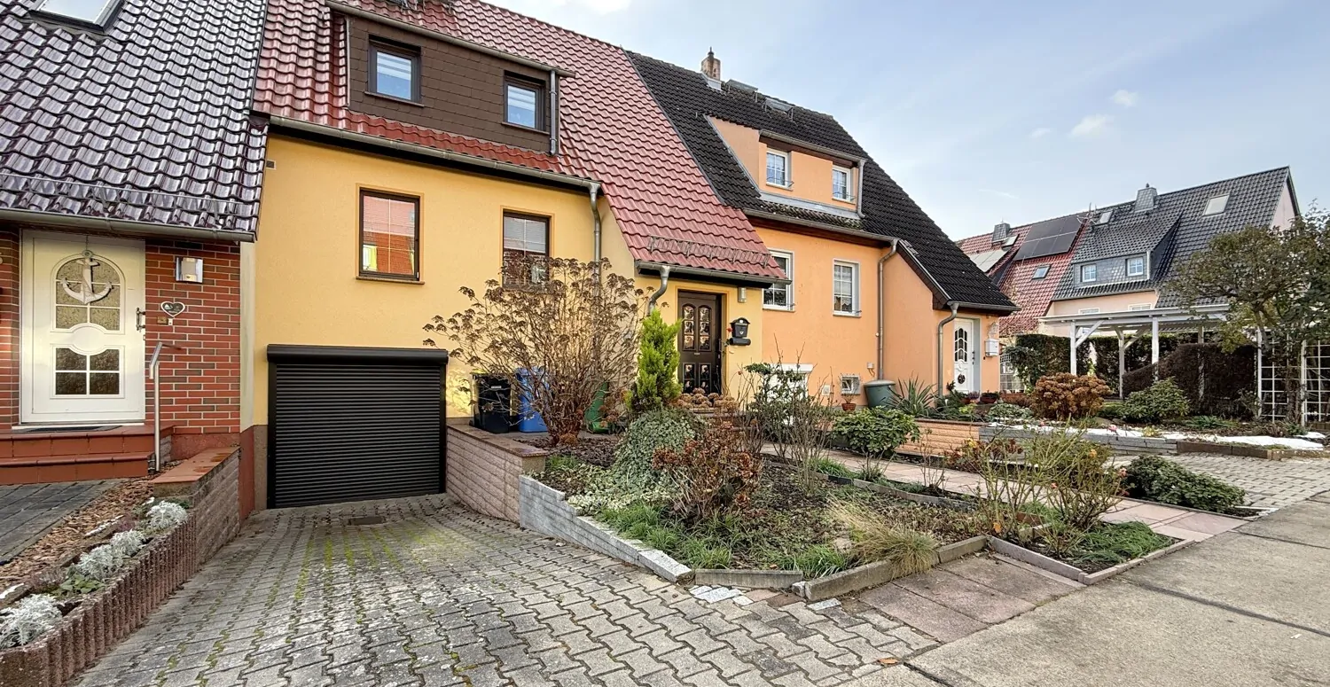 Tiefgarage mit gepflasterter Zufahrt