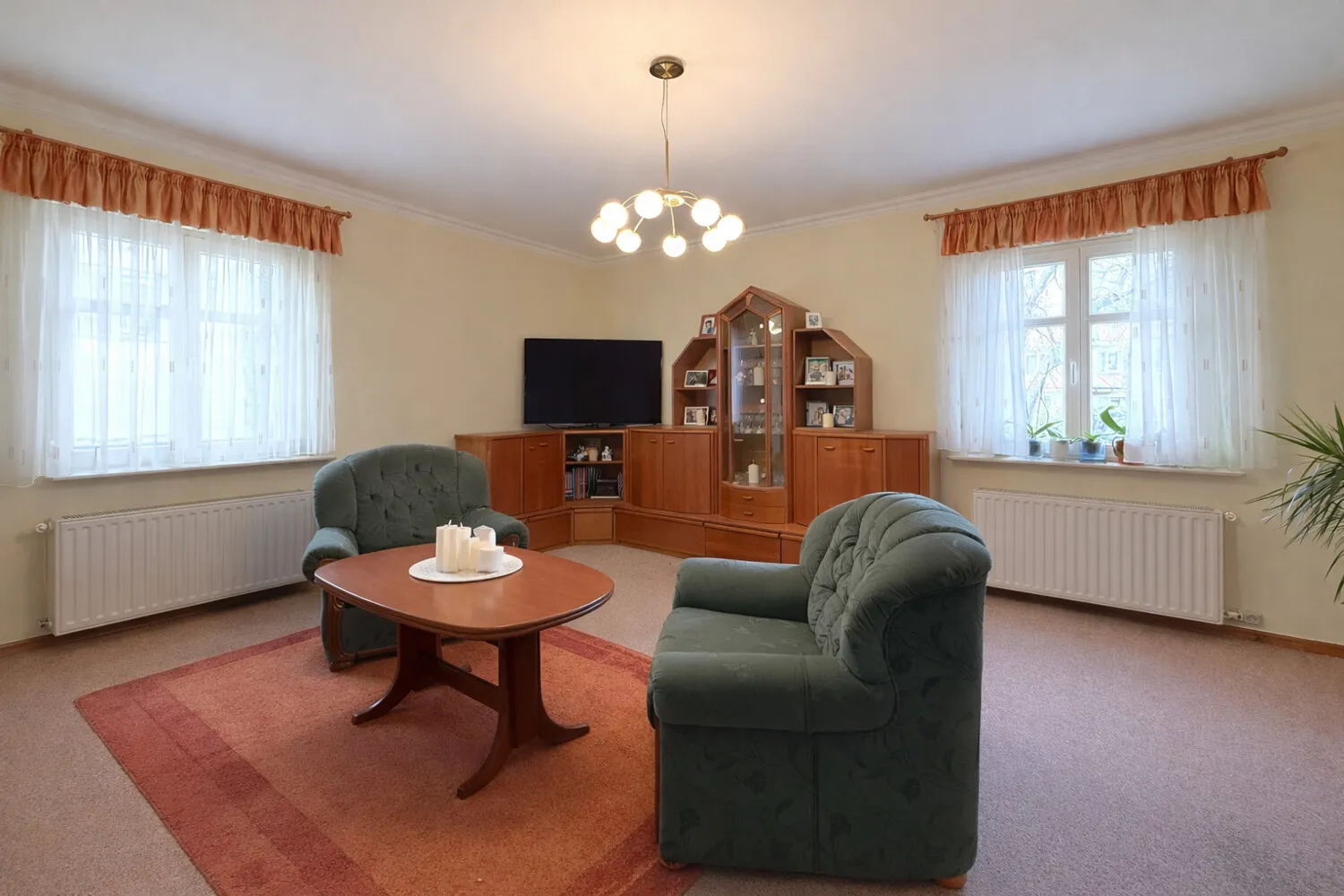 großzügiges Wohnzimmer