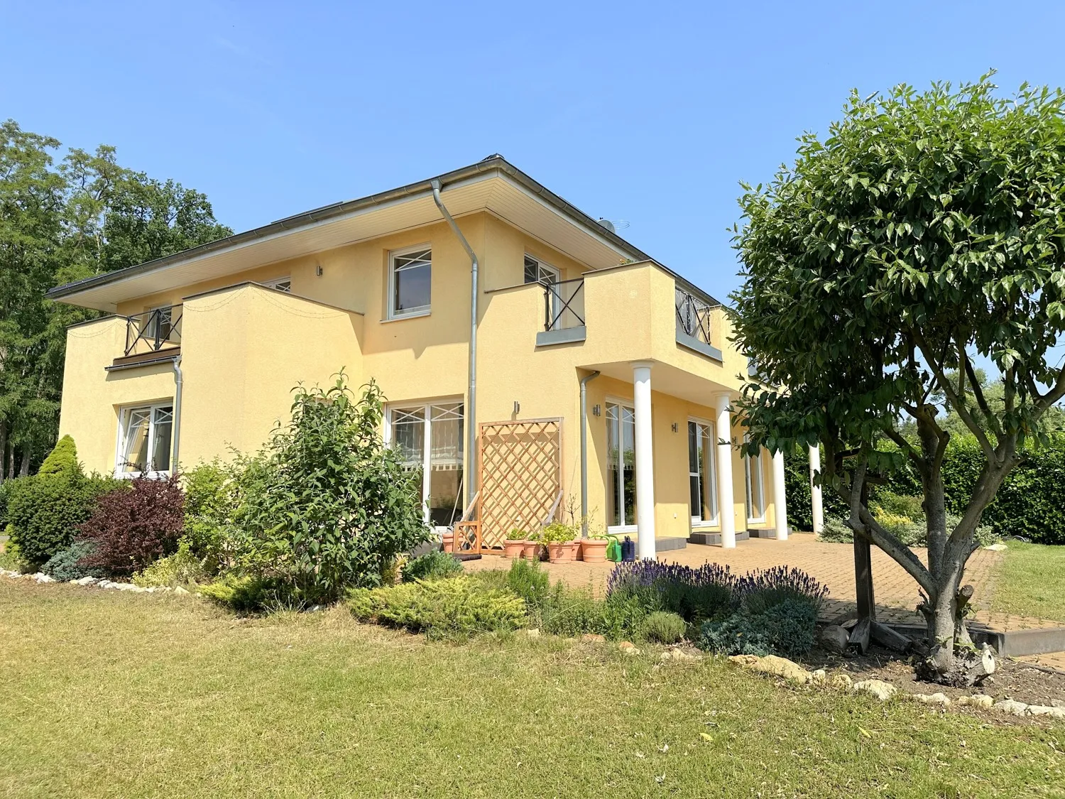 stilvolle Außenanlagen