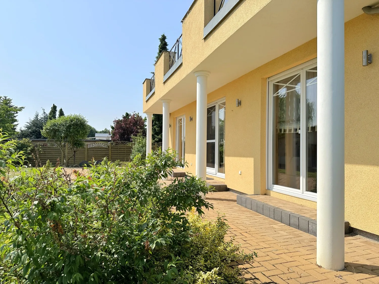 überdachte Terrasse mit stilvollen Säulen