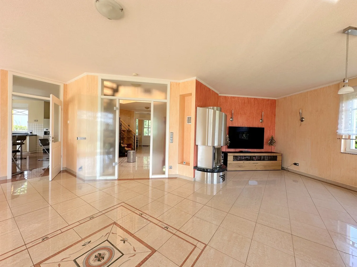 lichtdurchfluteter Wohn- und Essbereich