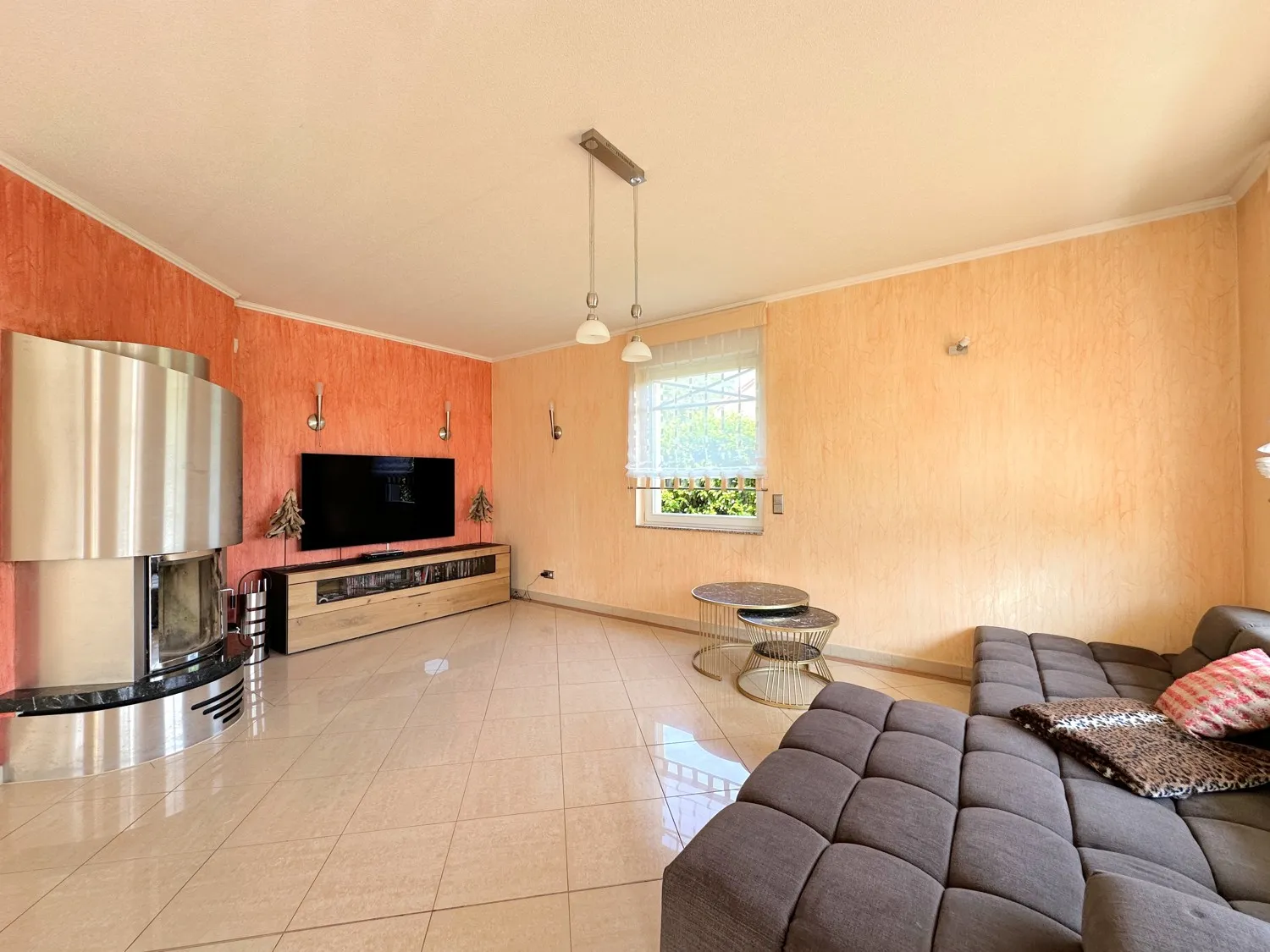 Wohnbereich mit Kamin und vielen bodentiefen Fenstern