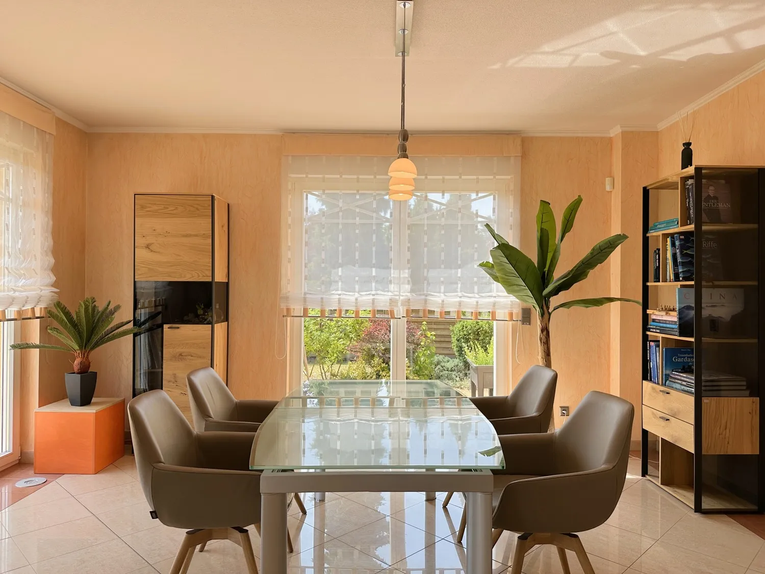 Esszimmer mit direktem Zugang zur Terrasse