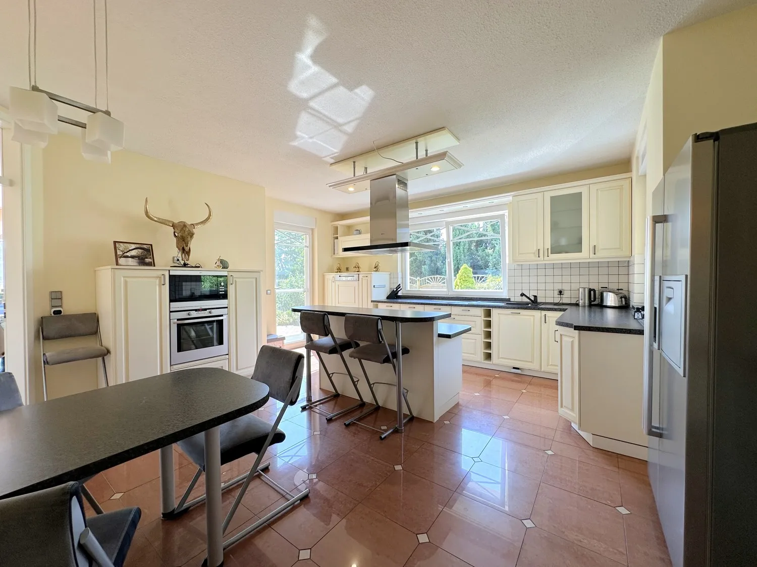 hochwertige Einbauküche mit Kochinsel