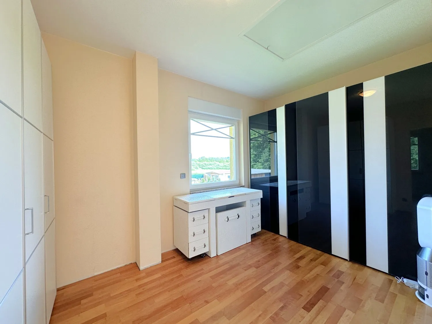 großzügiges Ankleidezimmer