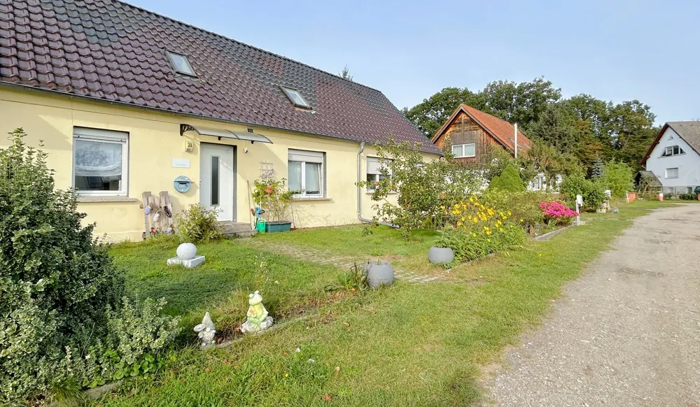 stilvoller Vorgerten der linken Wohnung