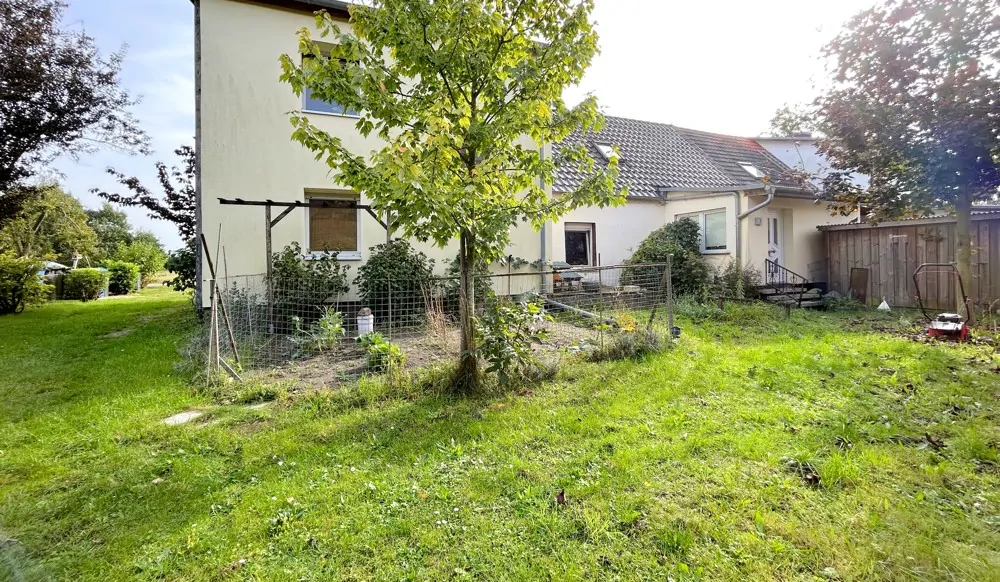 gepflegte Rasenflächen und dezente Bepflanzung