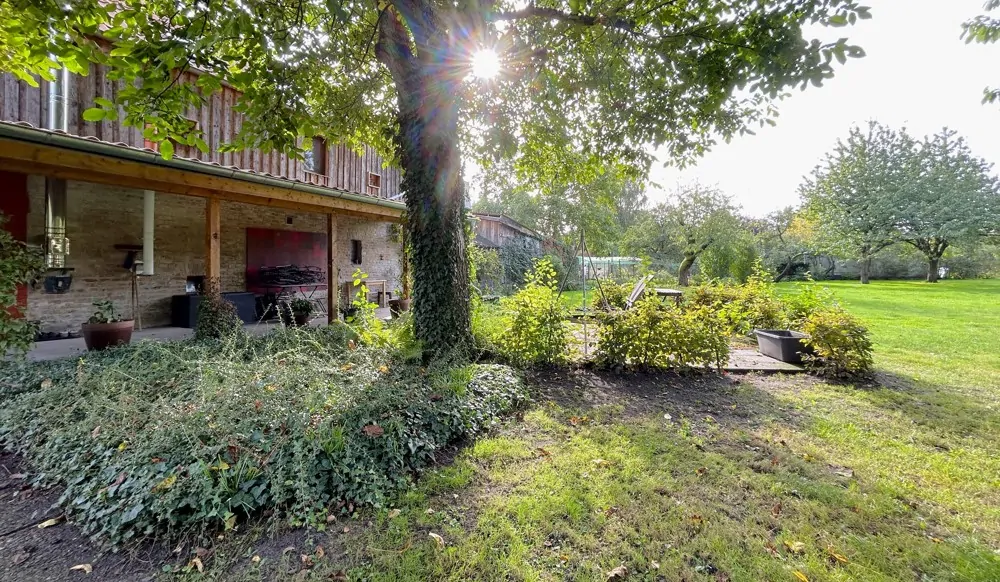 traumhafter Blick von der Terrasse in den Garten