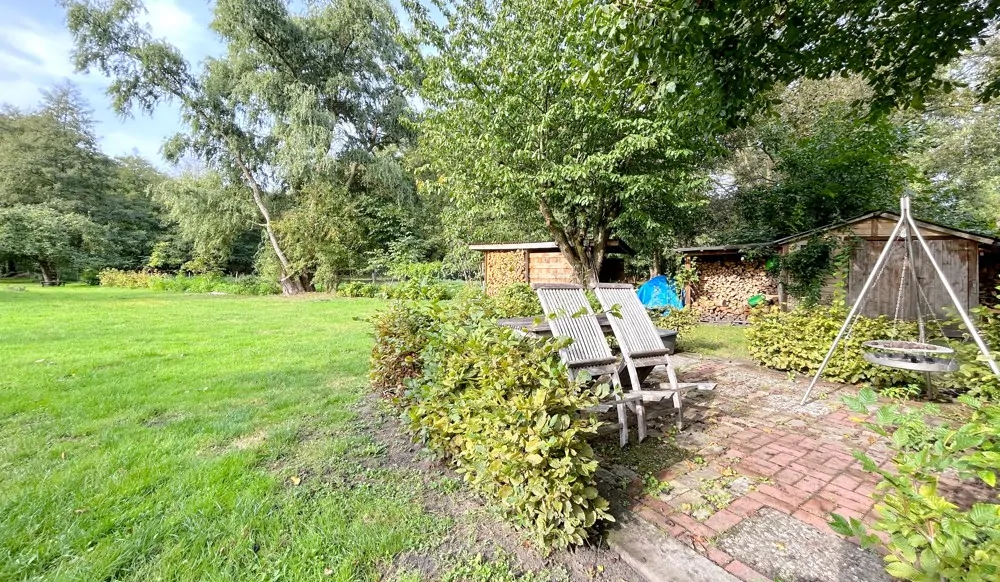 gepflasterte Sitzecke im Garten