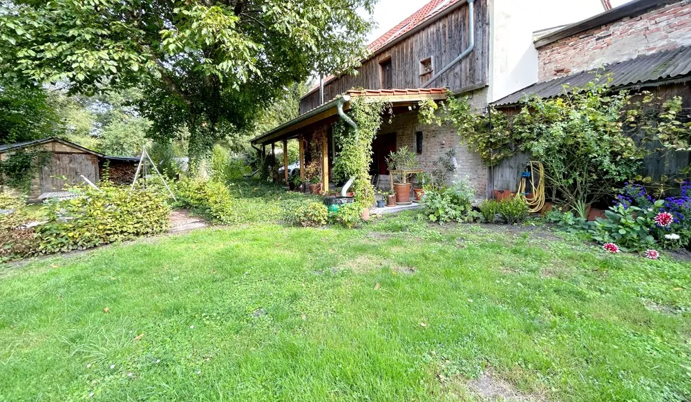 gepflegter Garten entlang der Grundstücksgrenze