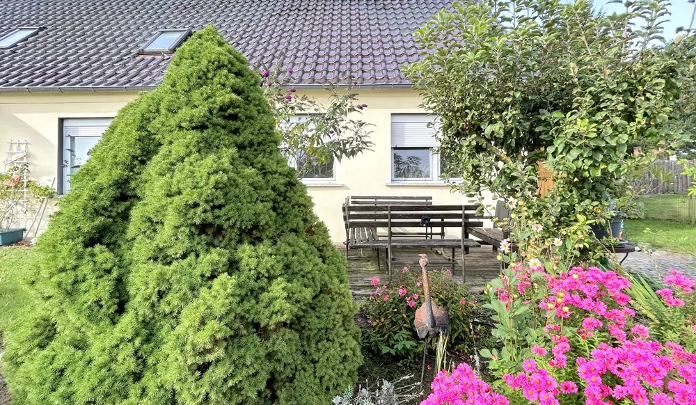 gepflegter Vorgarten mit Sitzecke