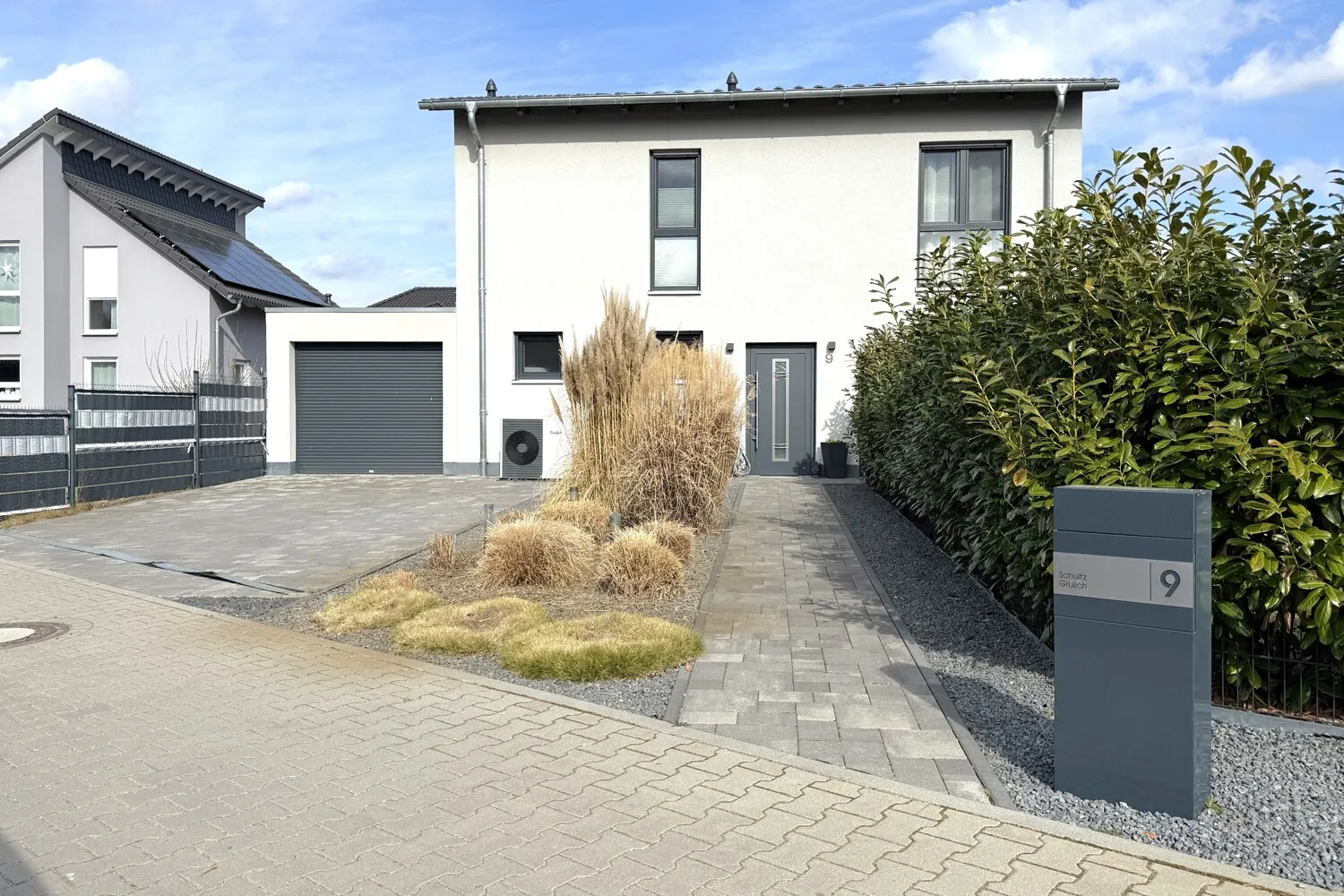 gepflegte Auffahrt mit Garage