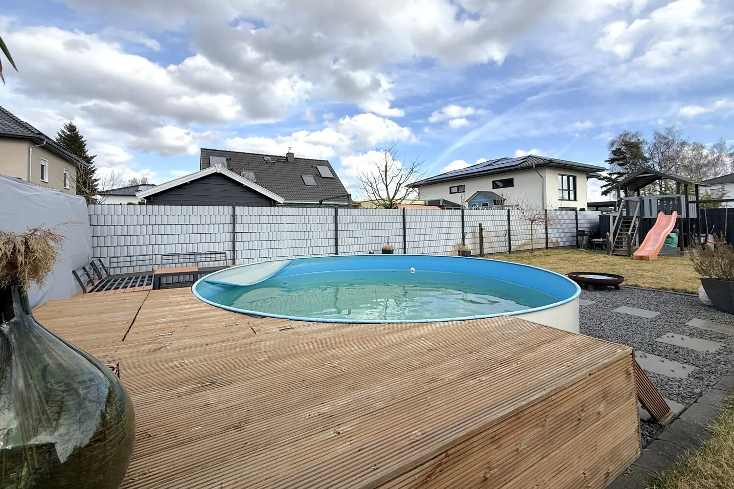 Stahlwandpool mit Holzliegefläche