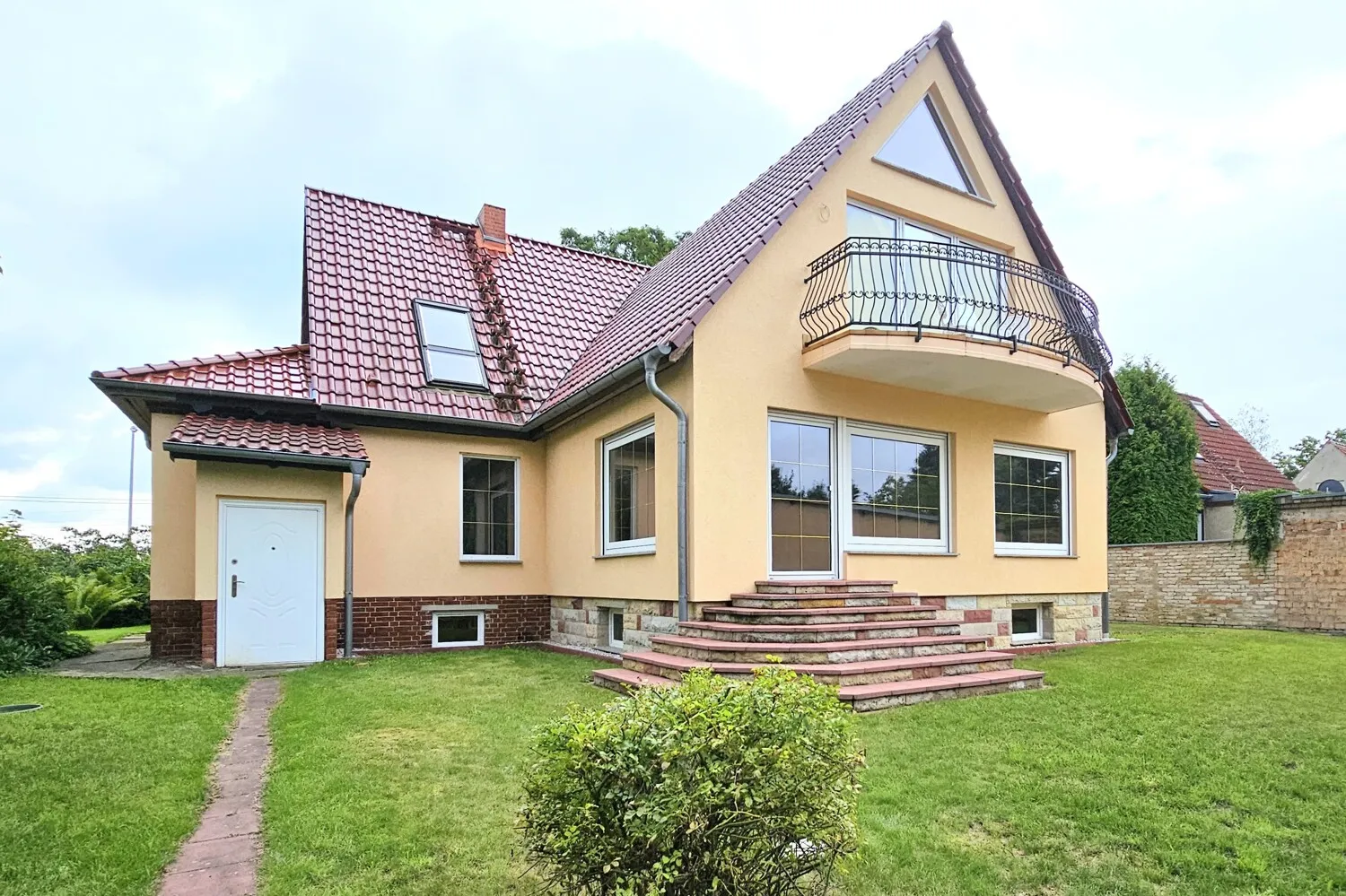 Einfamilienhaus mit großem Anbau