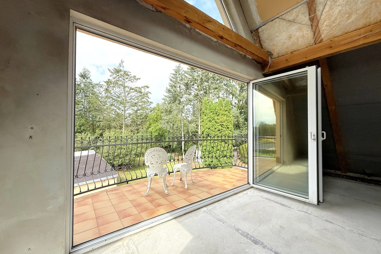 stilvoller Balkon mit Weitsicht