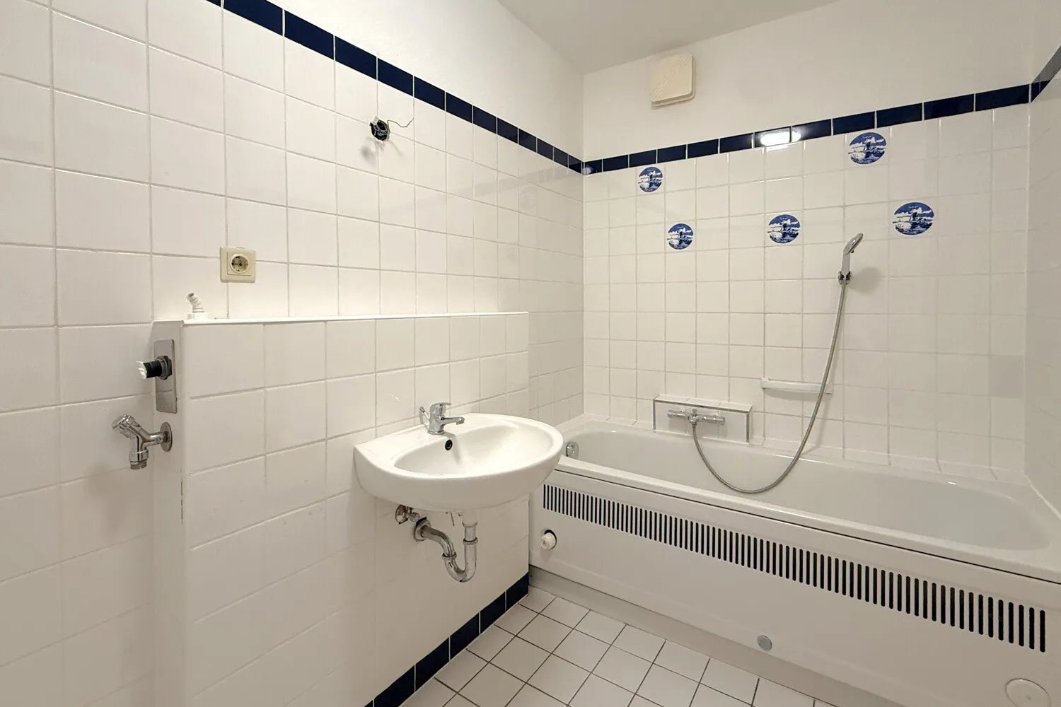 innenliegendes Badezimmer mit Badewanne