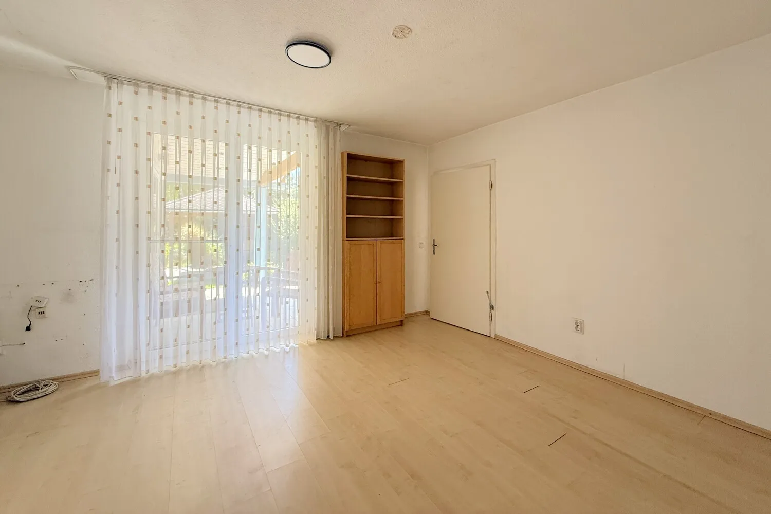 helles Schlafzimmer mit angrenzendem Ankleidezimmer