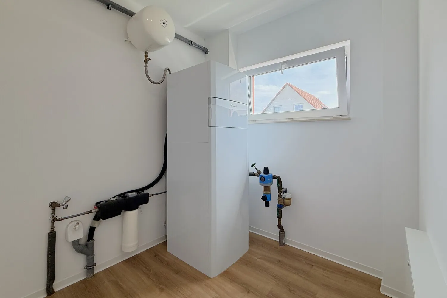 Hausanschlussraum mit moderner Heizungstechnik