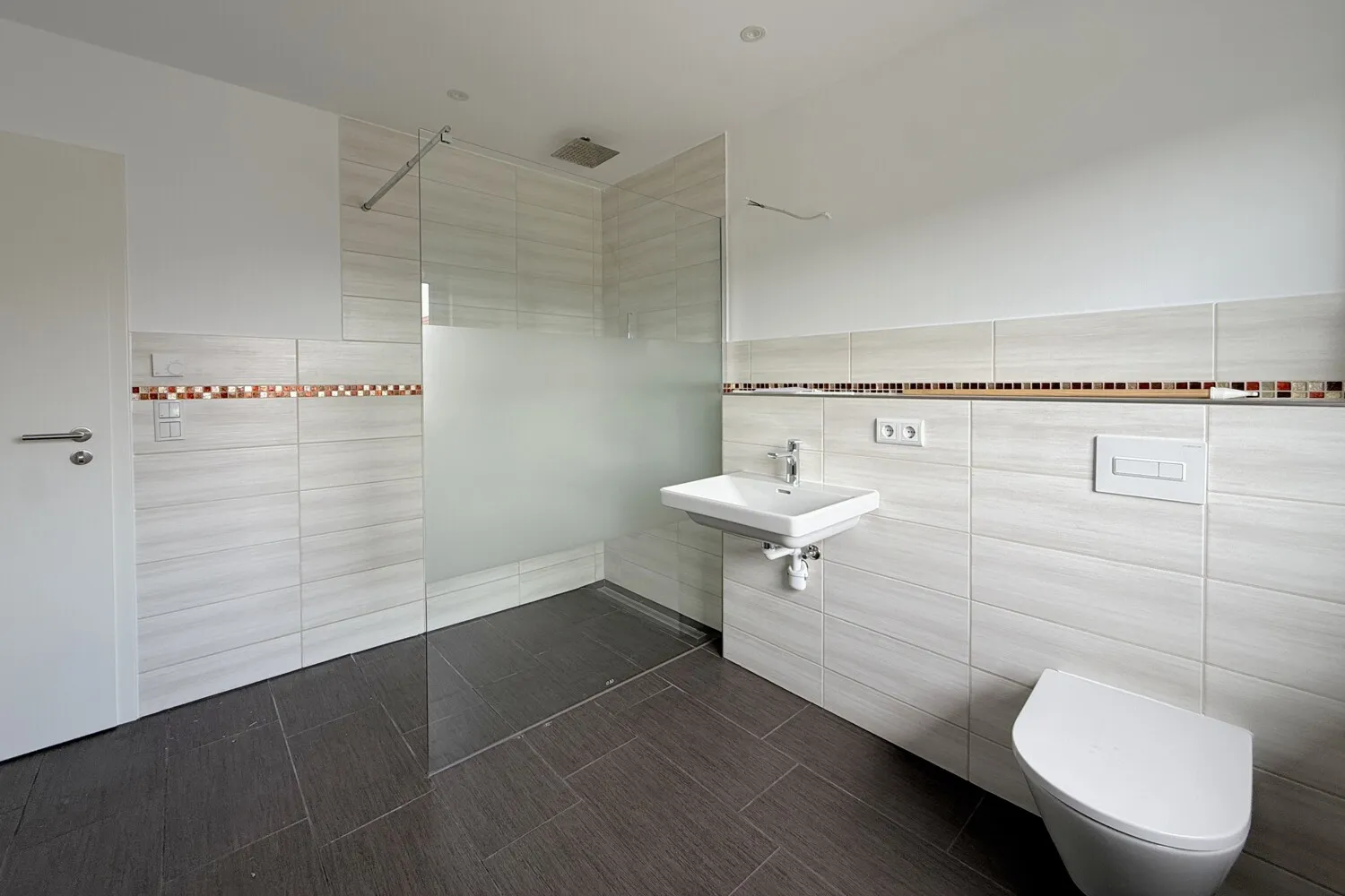modernes Badezimmer mit Badewanne und ebenerdiger Dusche