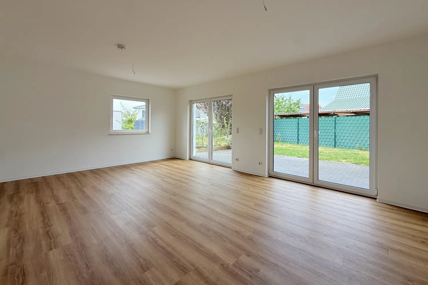 großzügiges Wohnzimmer