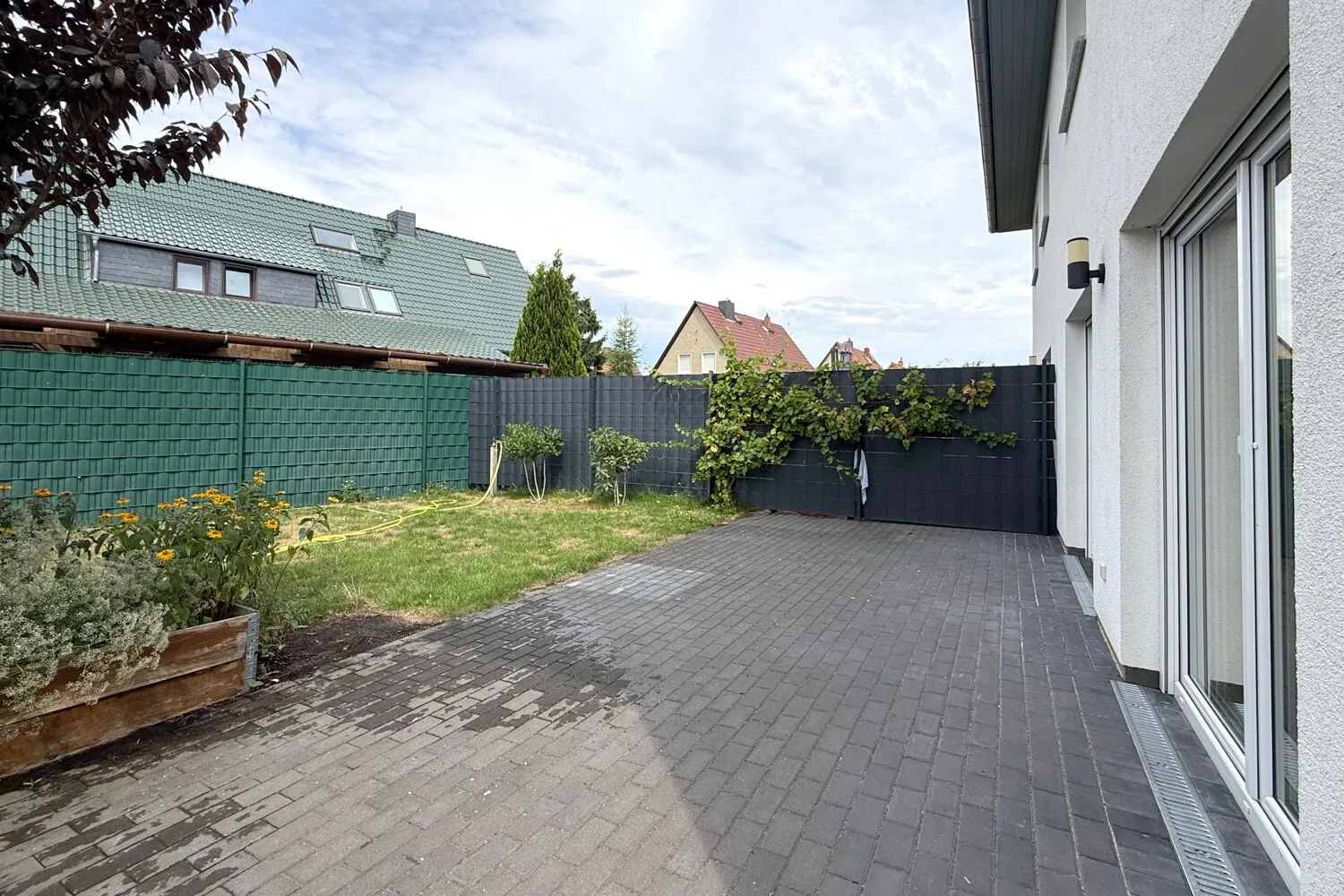 Terrasse hinter dem Haus