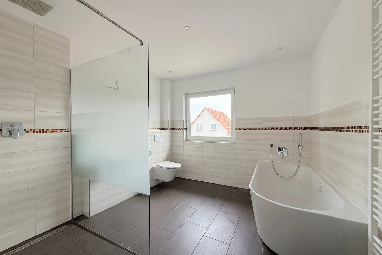 modernes Badezimmer mit Badewanne und ebenerdiger Dusche