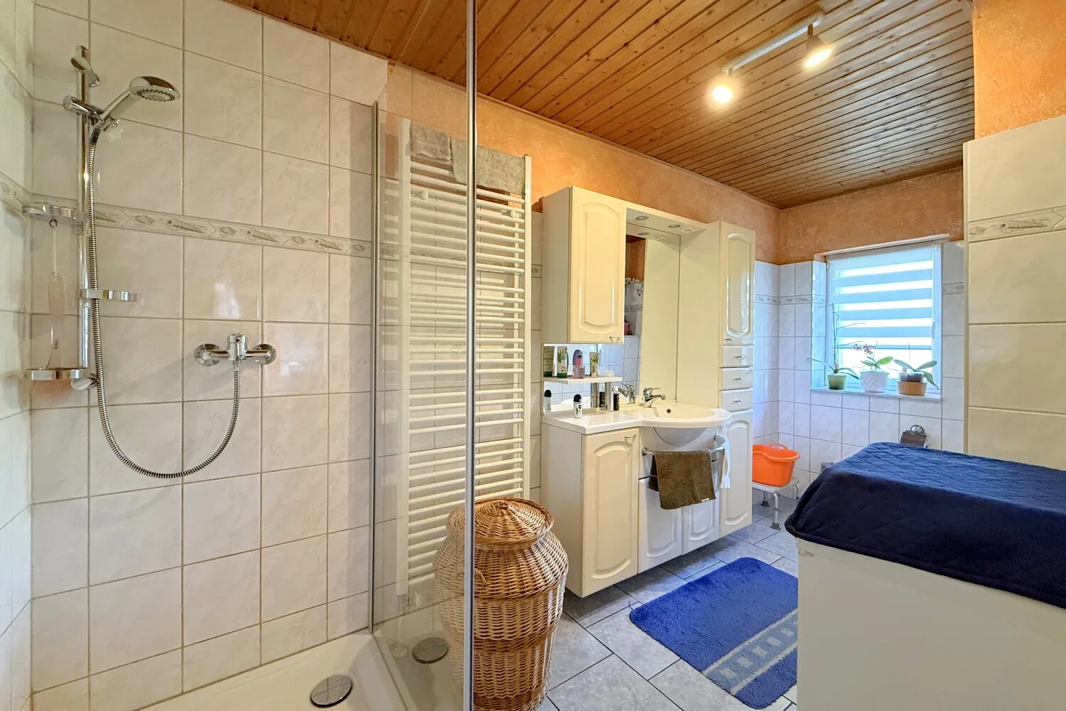 Badezimmer mit Dusche