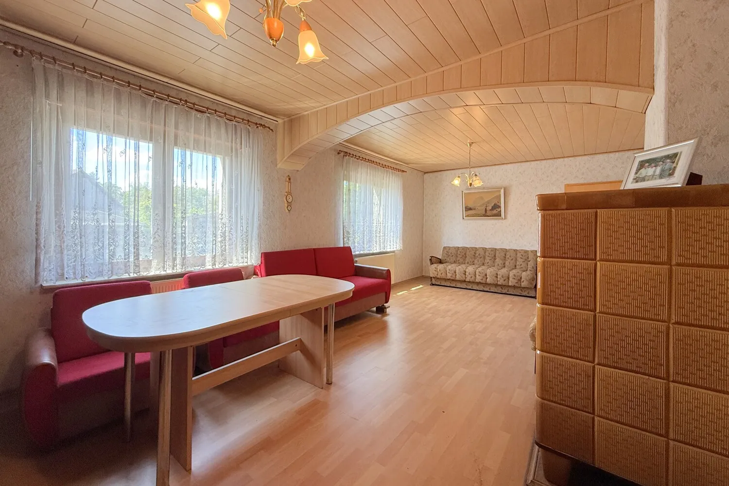großes Wohnzimmer mit Kachelofen