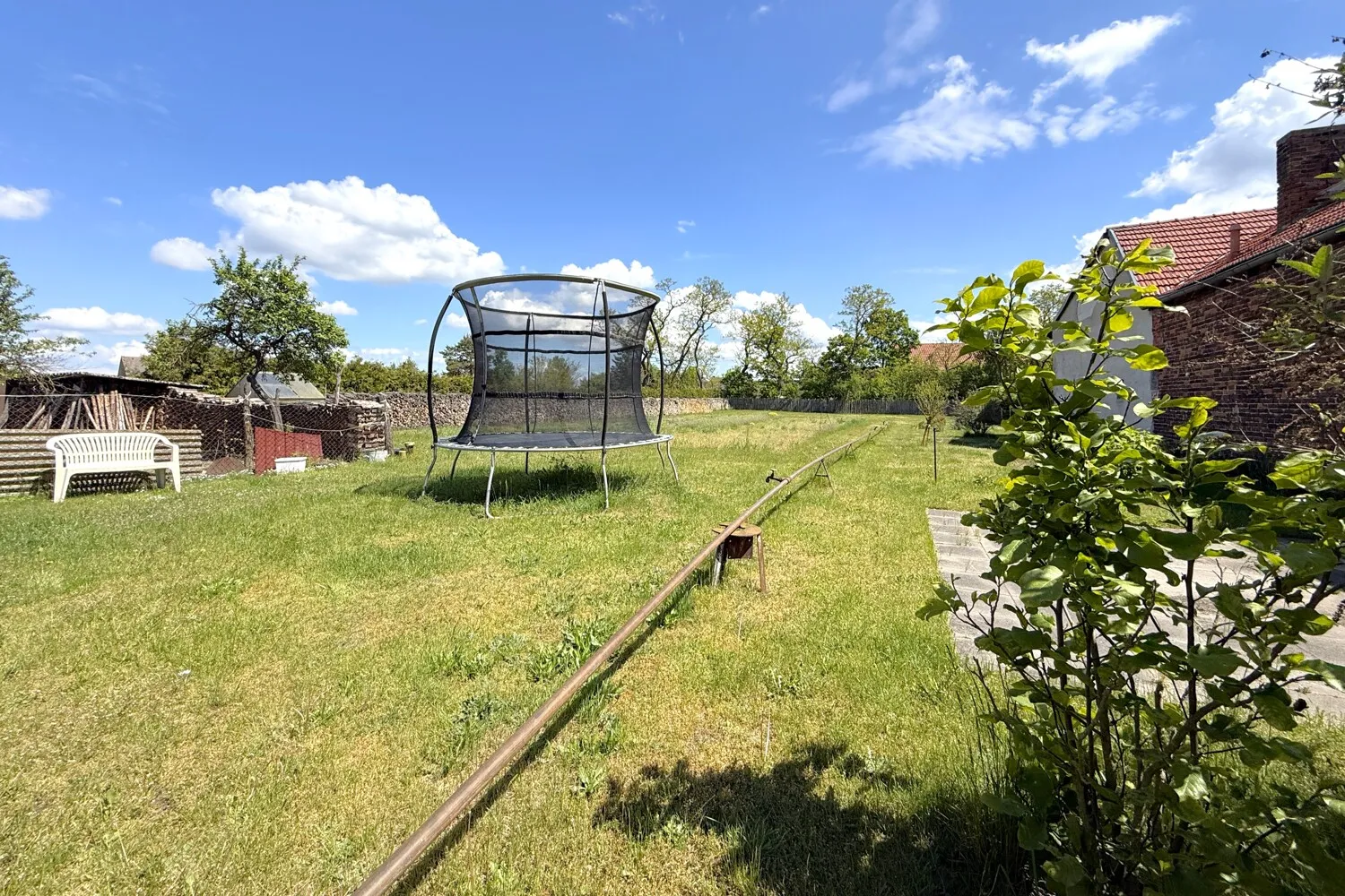 gepflegter Garten mit vielseitigen Nutzungsmöglichkeiten