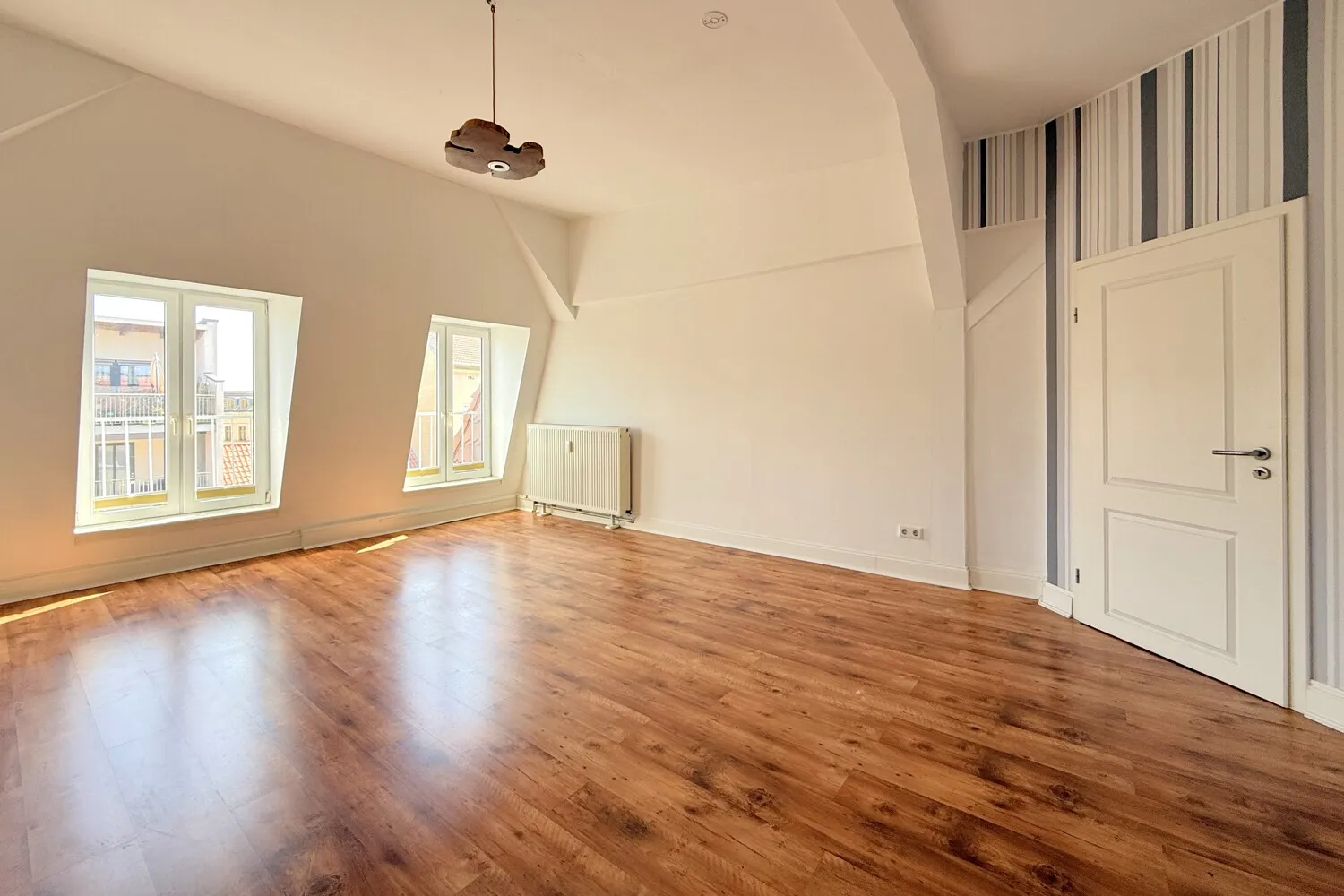 straßenseitiges Schlafzimmer