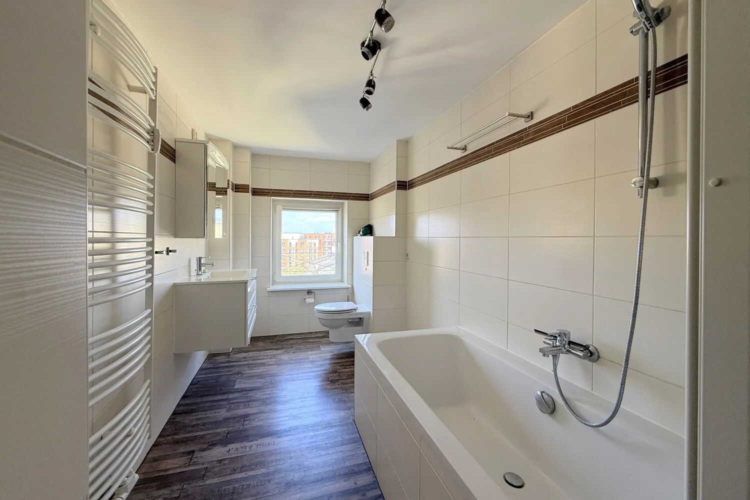 Badezimmer mit Badewanne