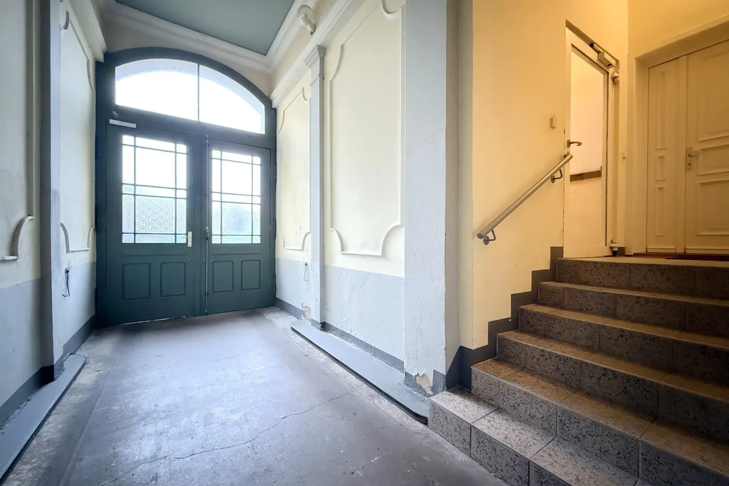 Durchfahrt und Zugang zum Treppenhaus