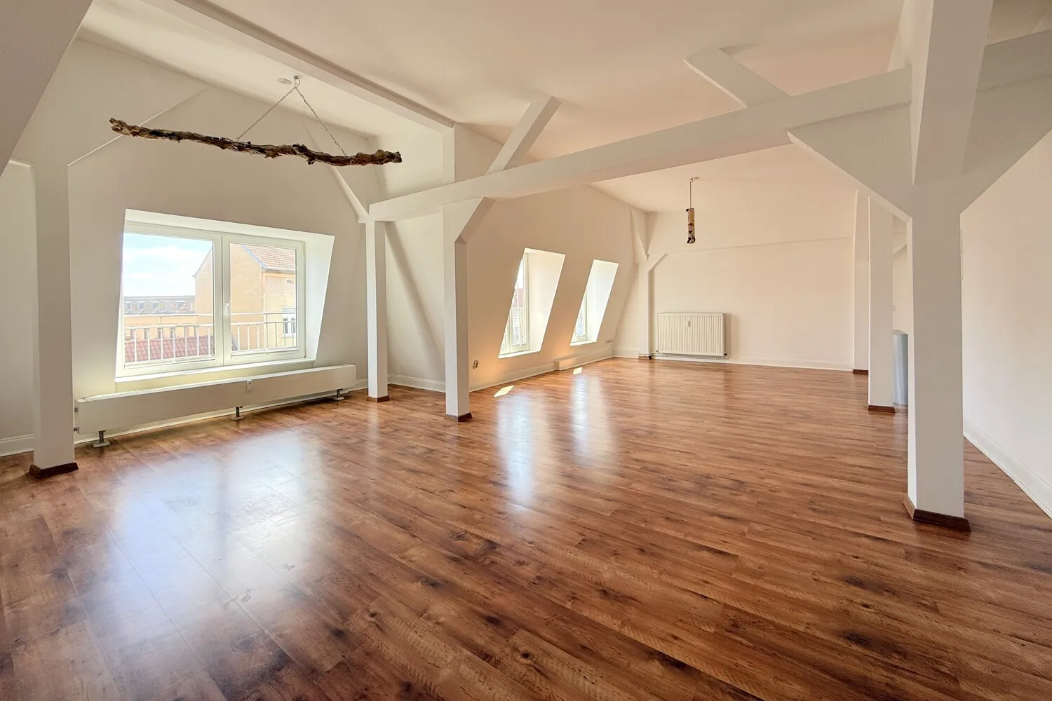 großes Wohnzimmer mit ca. 3 m hohen Decken