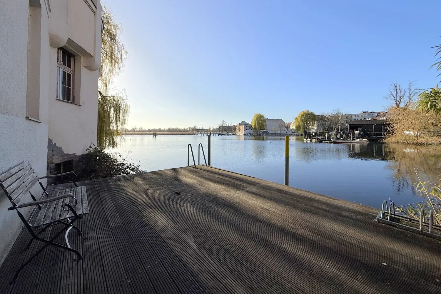 sonniger Steg bzw. Terrasse auf der Havel