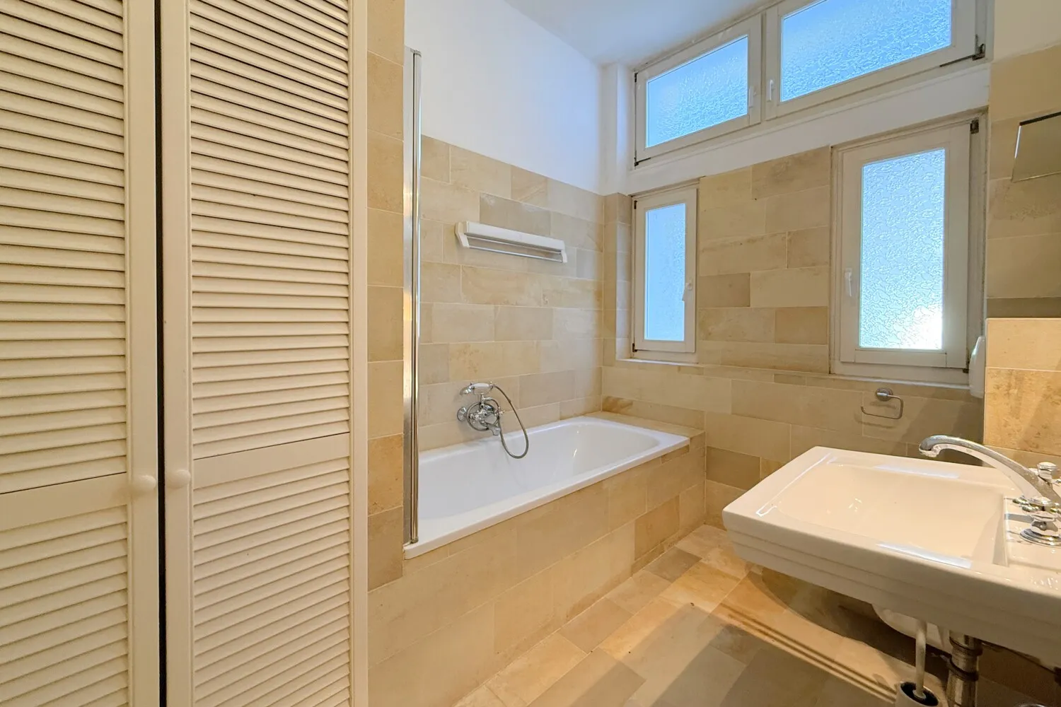 modernes Badezimmer mit Badewanne