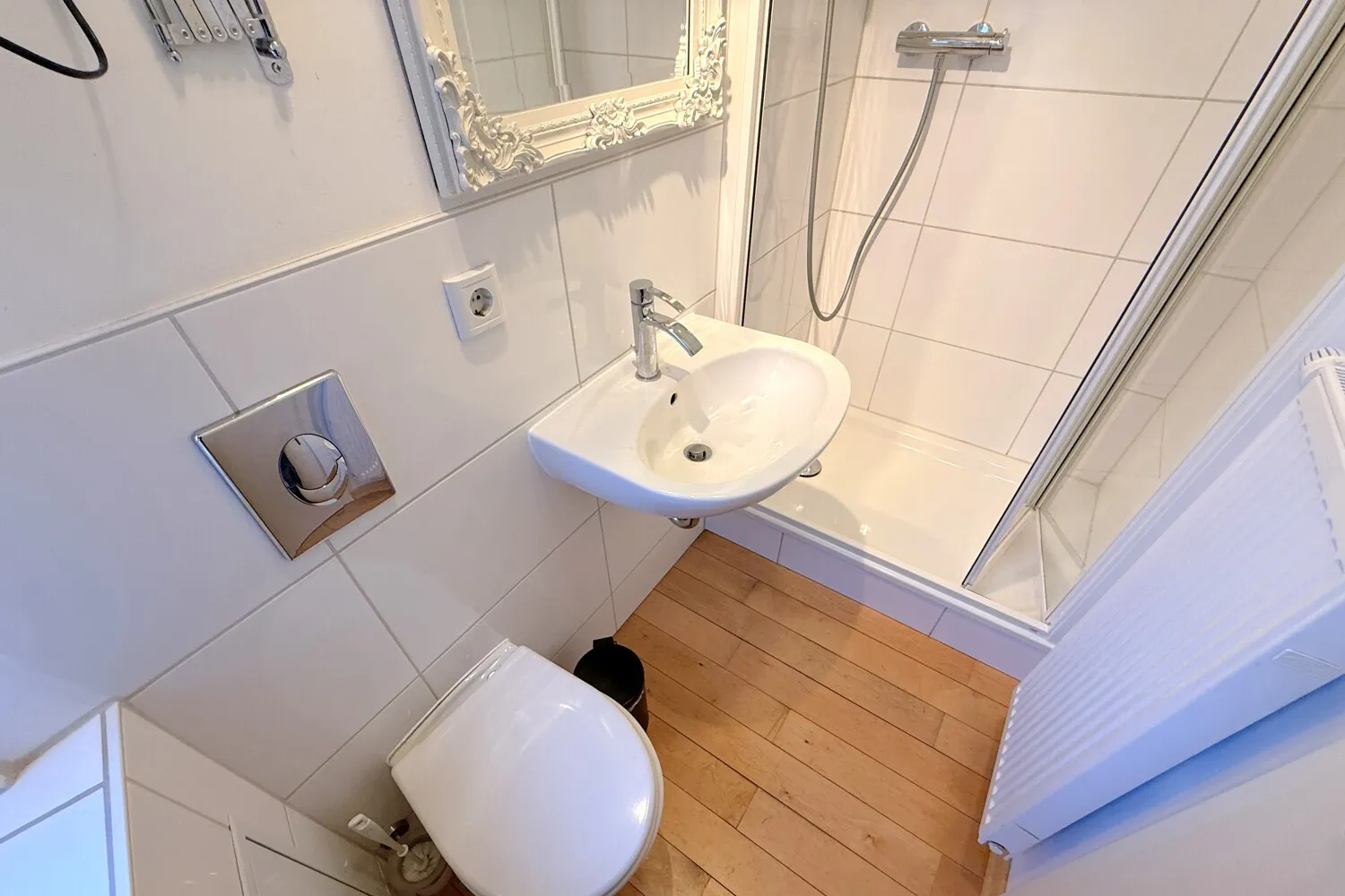kleines Badezimmer mit Dusche
