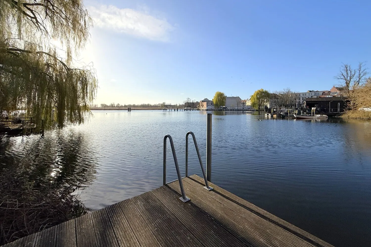 Steg mit Stegnummer und Leiter zum schwimmen
