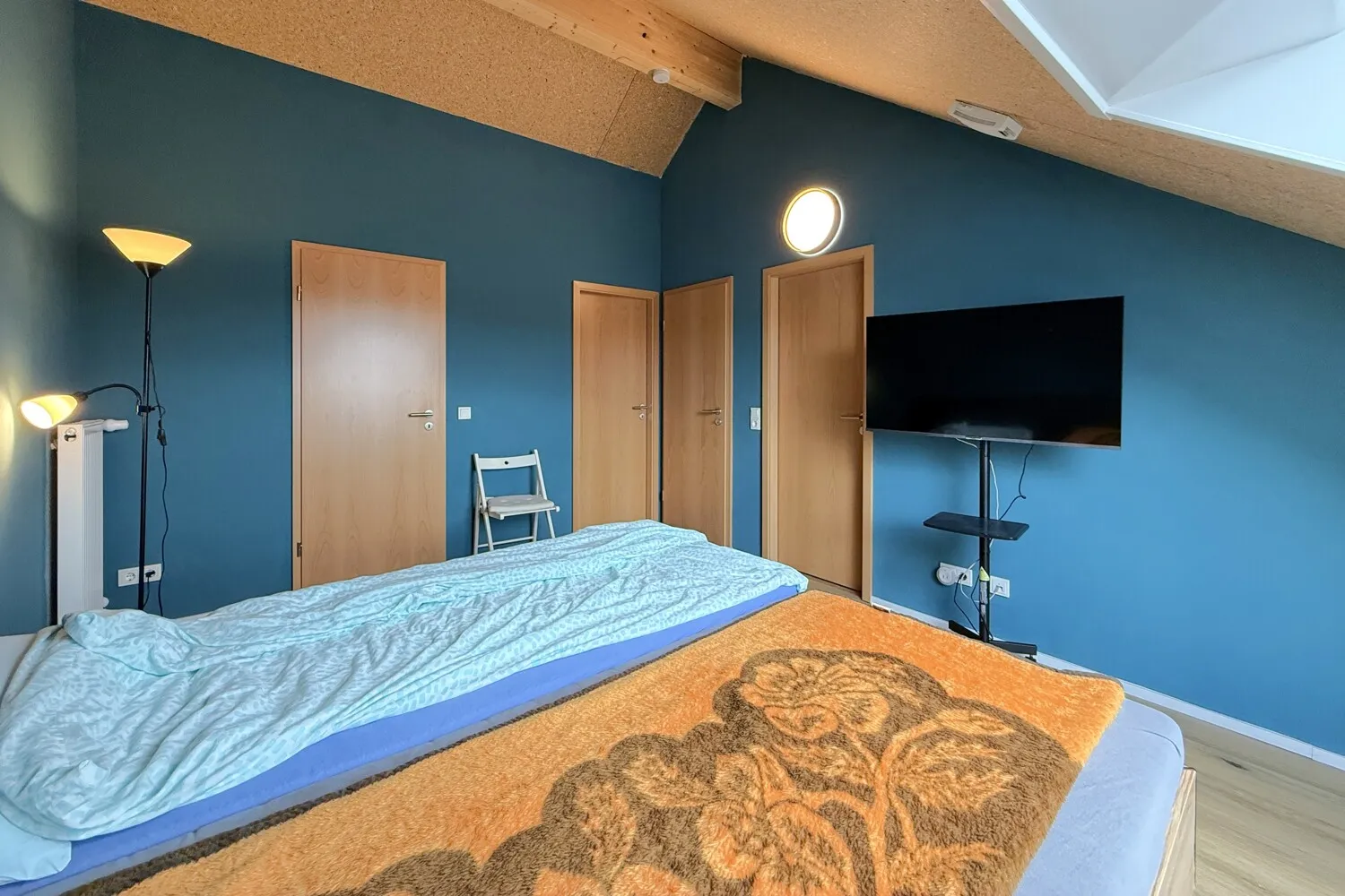 helles Schlafzimmer mit großen Dachfenstern