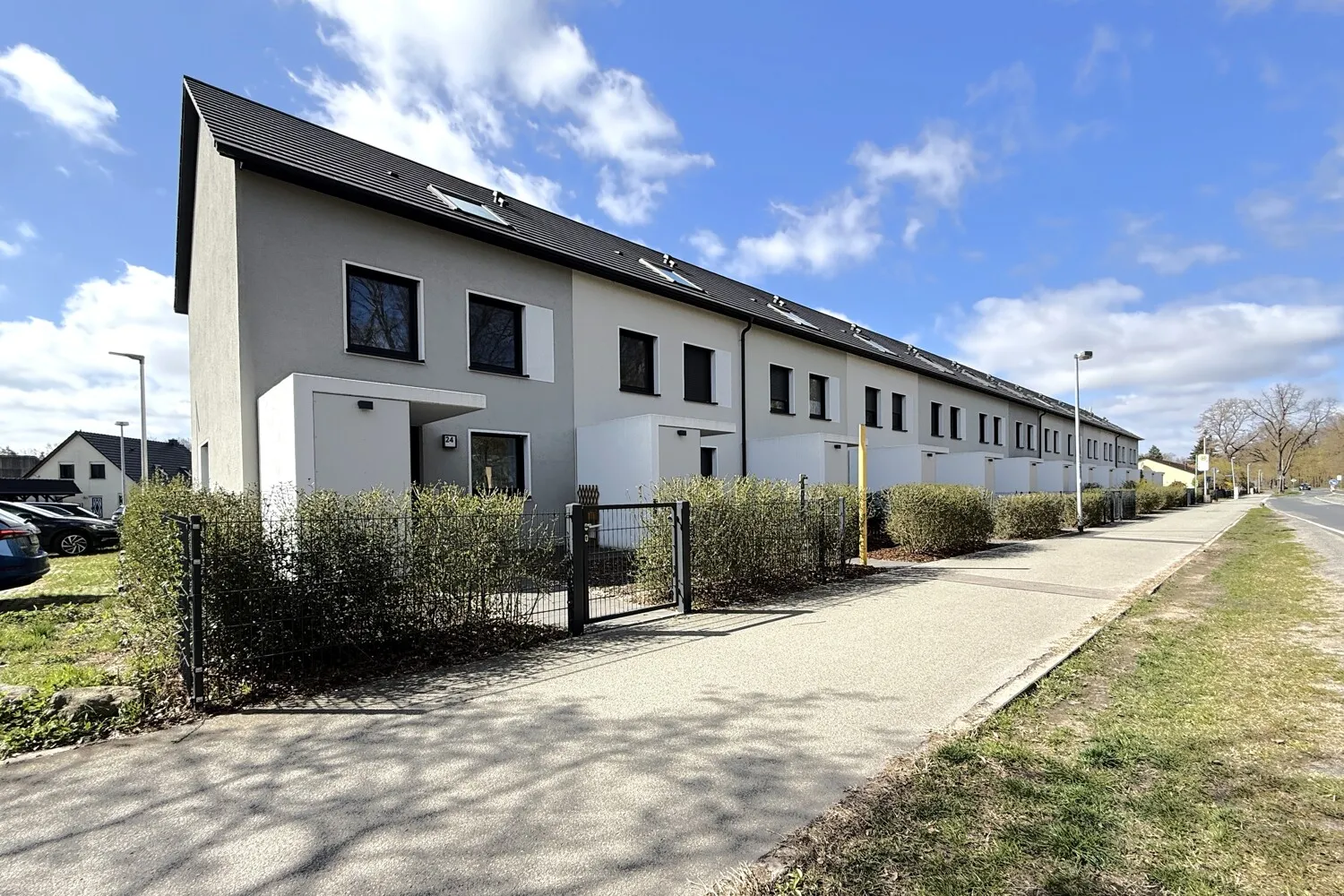 neuwertige Reihenhäuser am Stadtrand