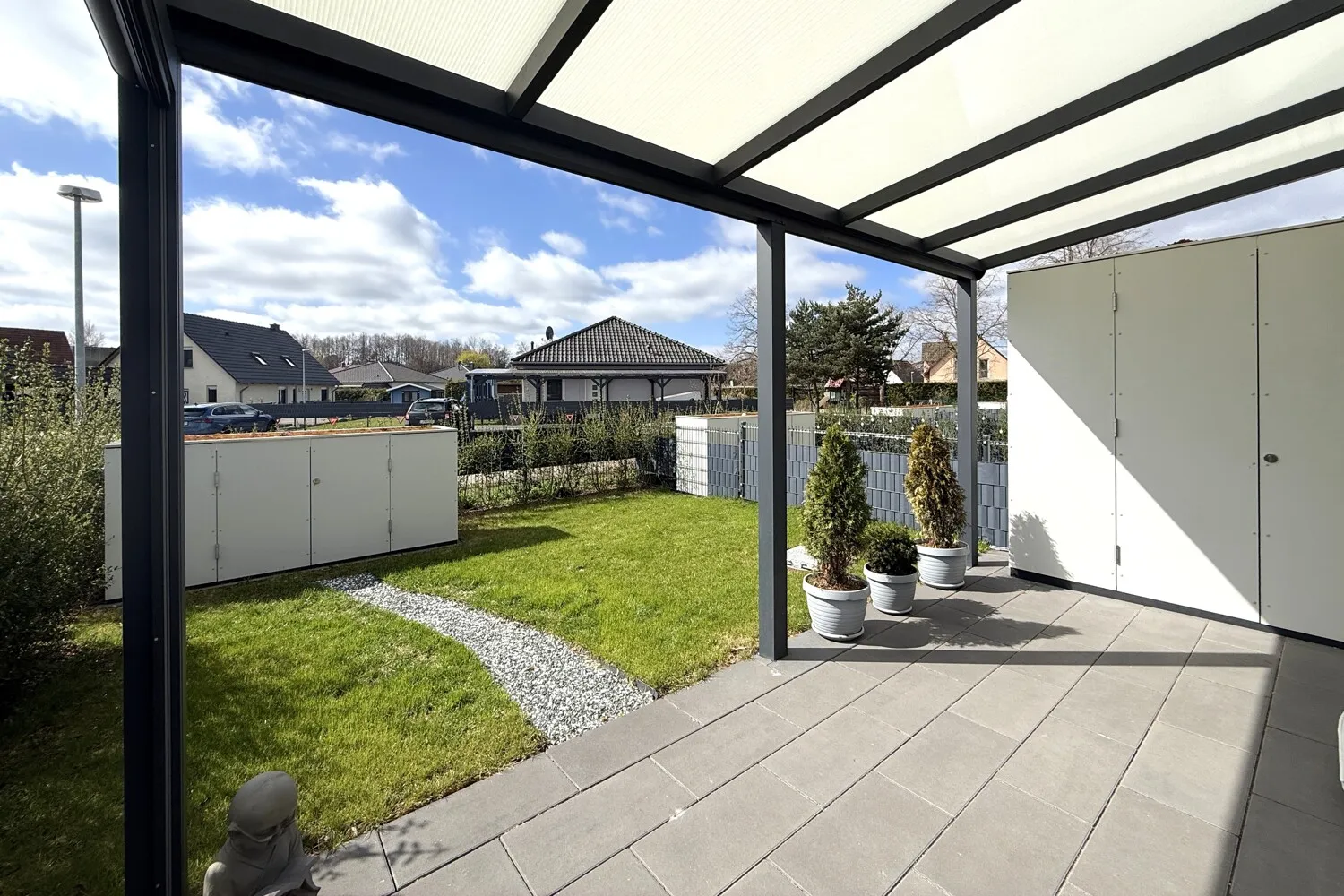 moderne Terrassenüberdachung & abschließbarer Schrank