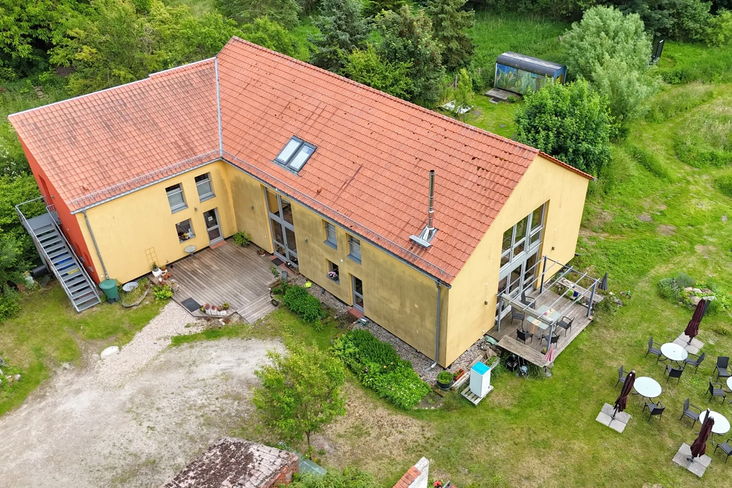Außenbereich mit Sitzmöglichkeiten & Labyrinth