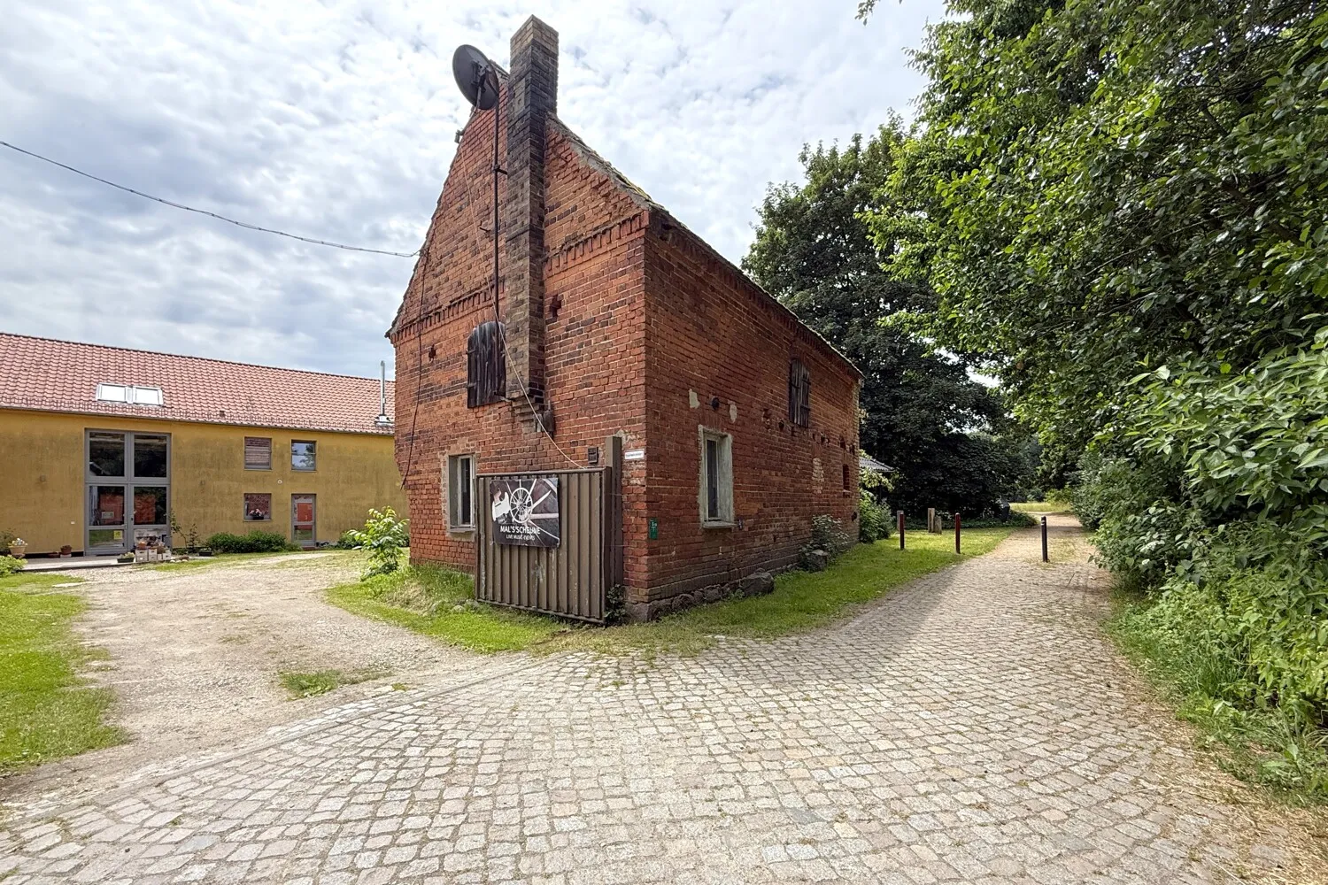 Grundstück mit angrenzendem Zugang zum Schlosspark