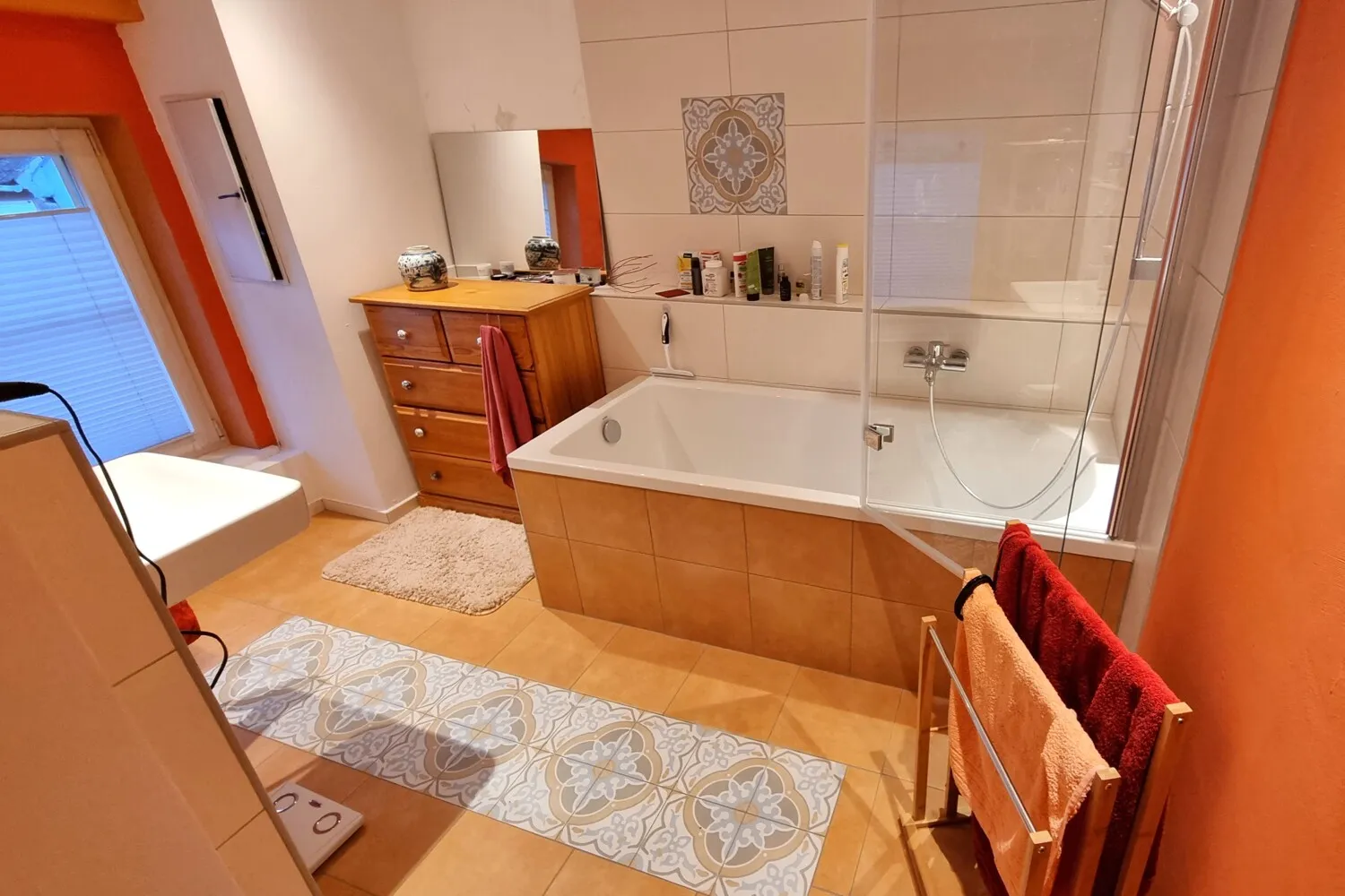 Badezimmer mit Badewanne und separatem WC