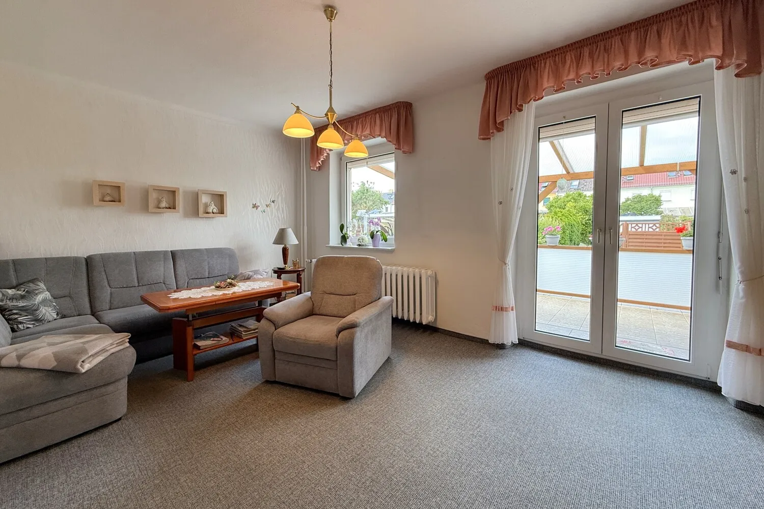 geräumiges Wohnzimmer mit Zugang zur Terrasse