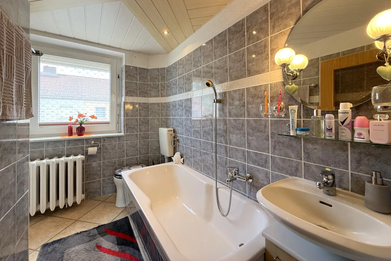 Badezimmer mit Badewanne und Treppe zum Dachgeschoss
