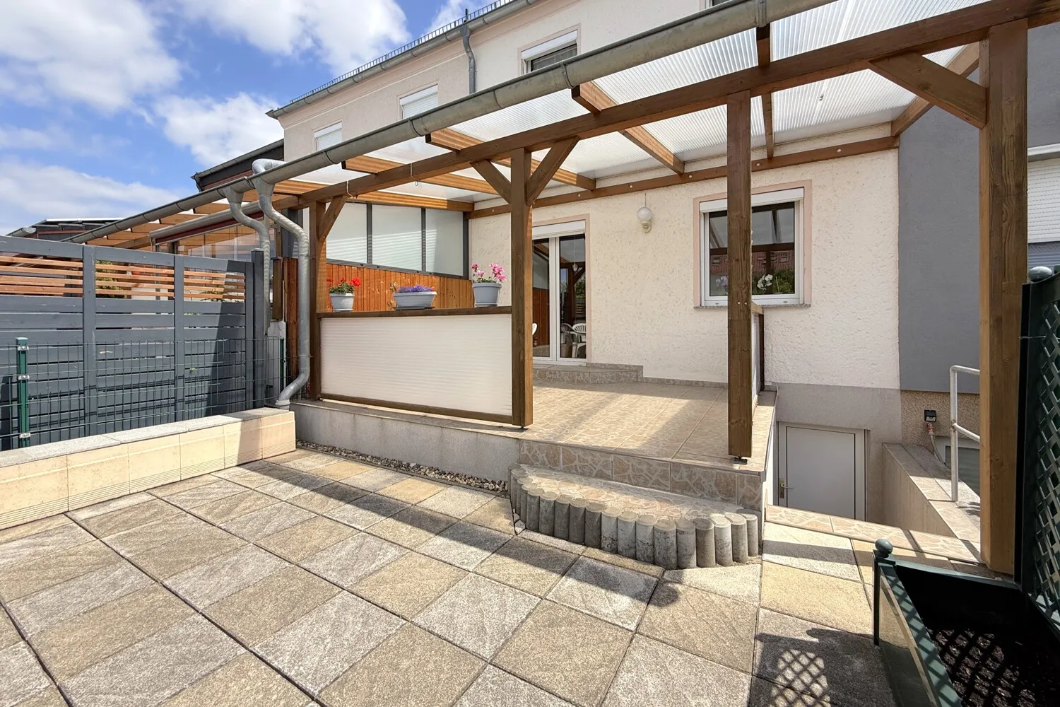 separater Kellereingang neben der Terrasse