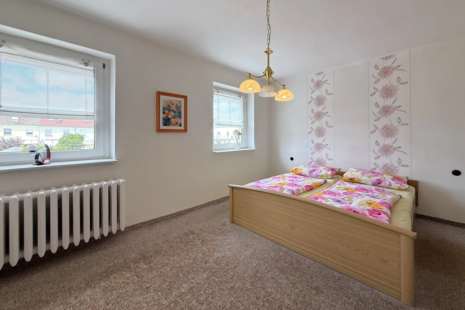 gemütliches Schlafzimmer mit Blick in den Garten