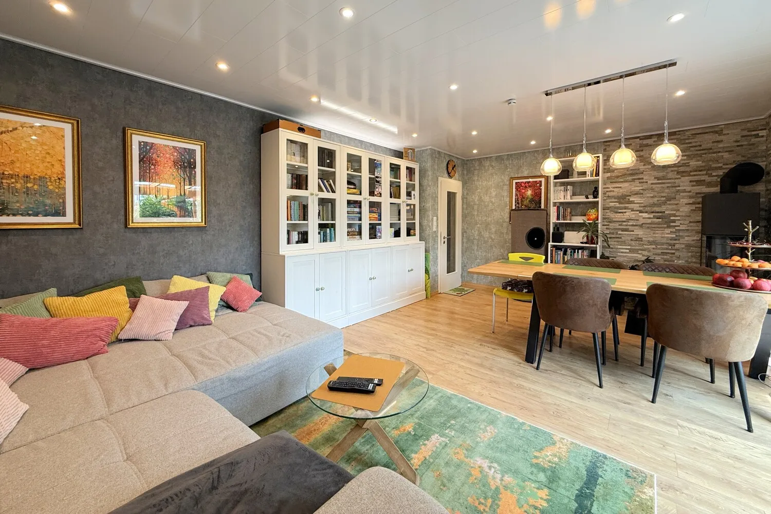 großes Wohn- und Esszimmer
