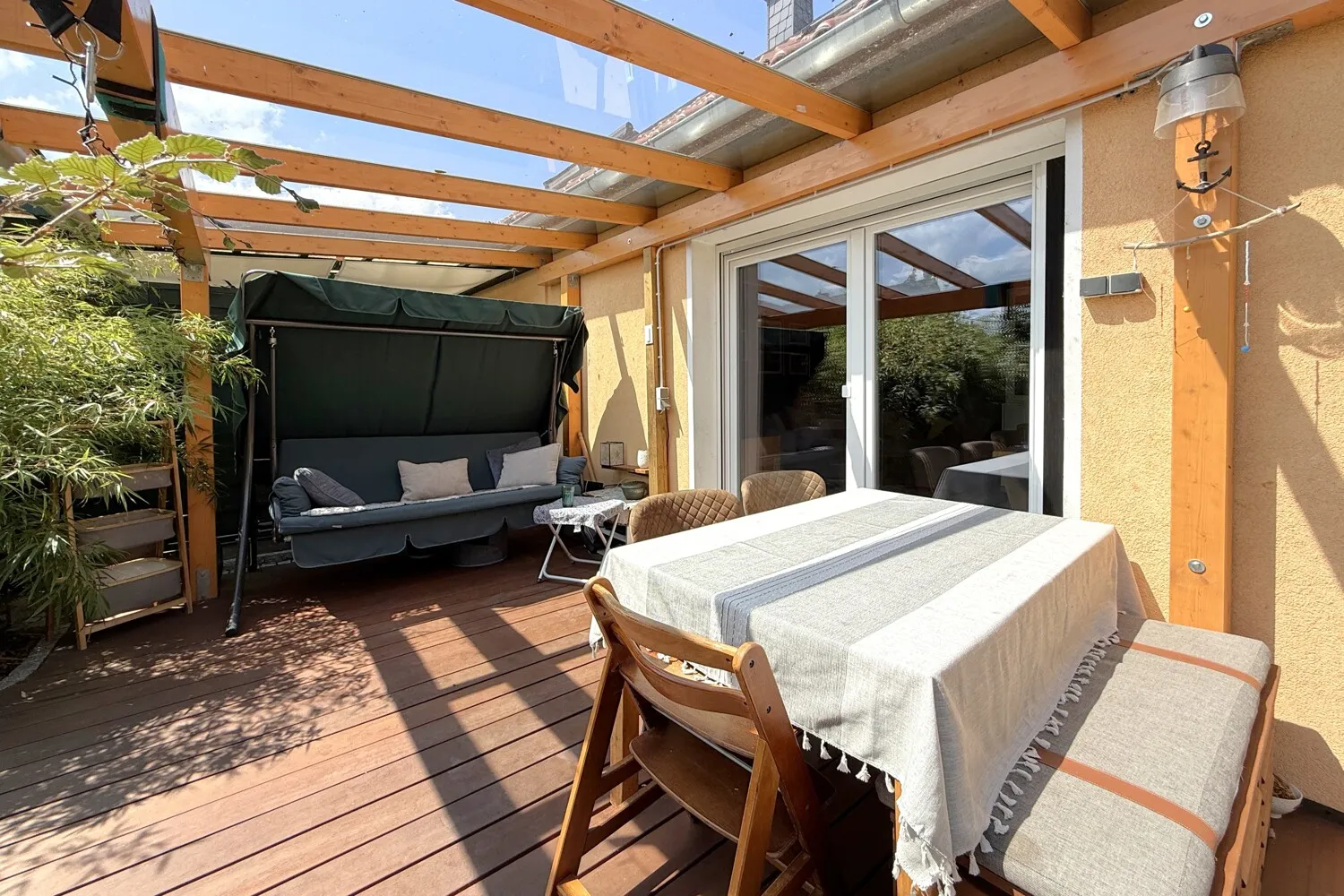 überdachte Terrasse aus Bangkirai-Holz